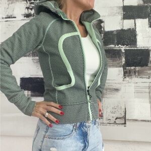 Lululemon athletica scuba hoodie. Excellent condition sz 6 mint green and black